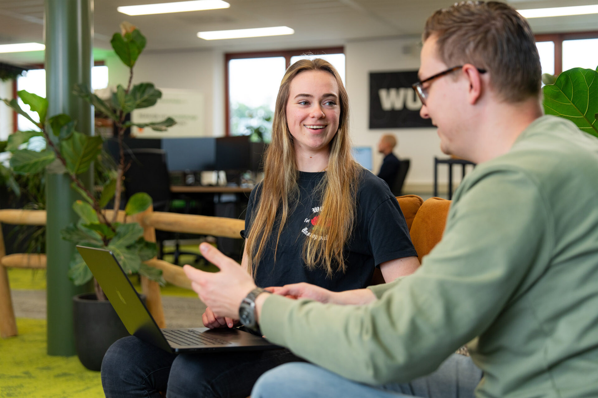 lachende man en vrouw communicerend met elkaar