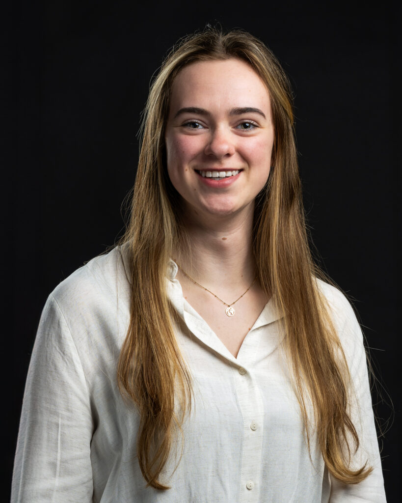 Lachende vrouw op zwarte achtergrond