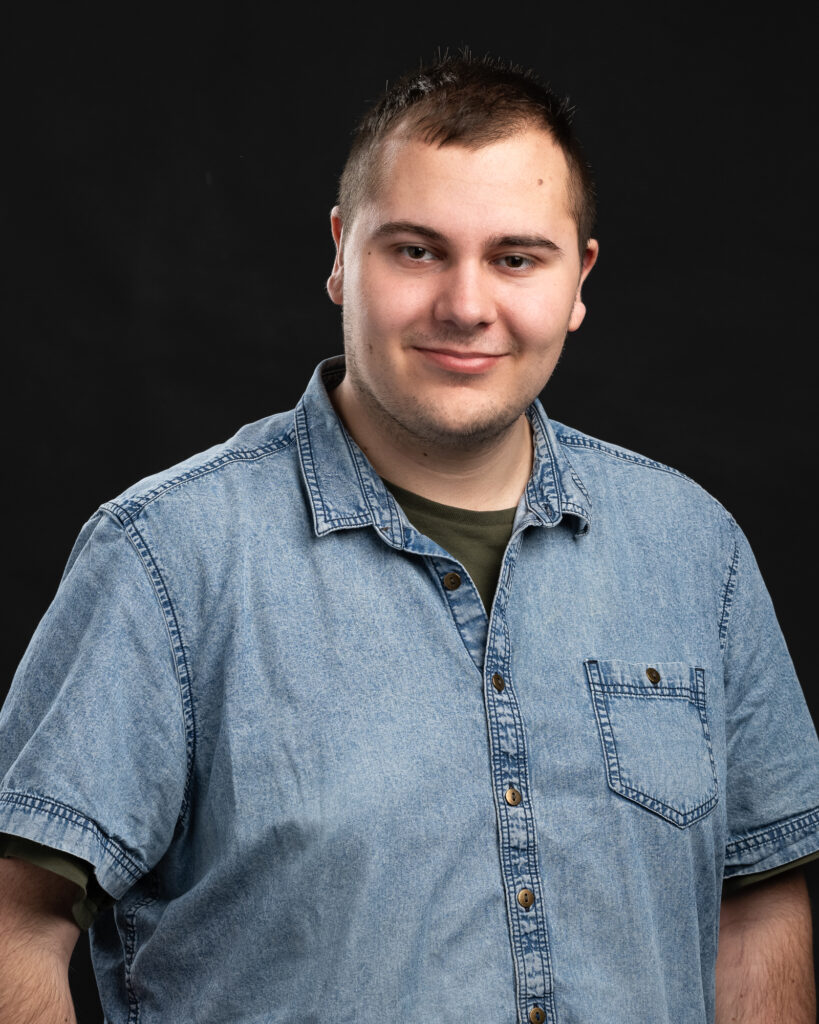 Lachende man op zwarte achtergrond