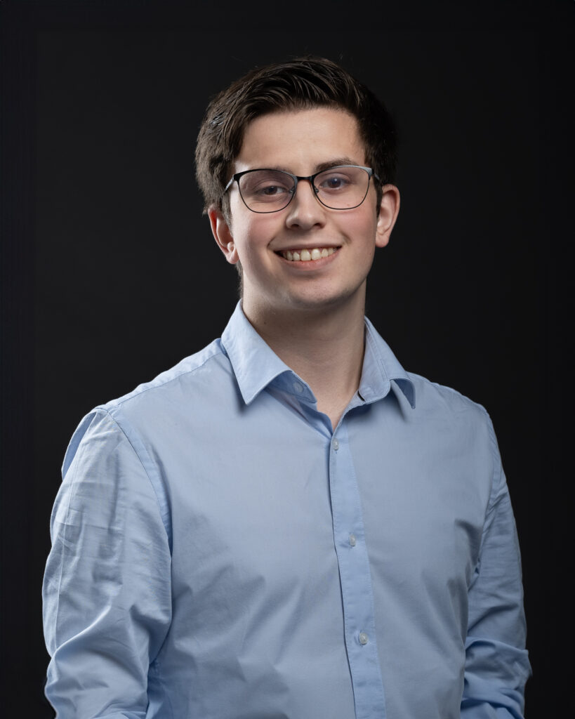 Lachende man met bril op zwarte achtergrond