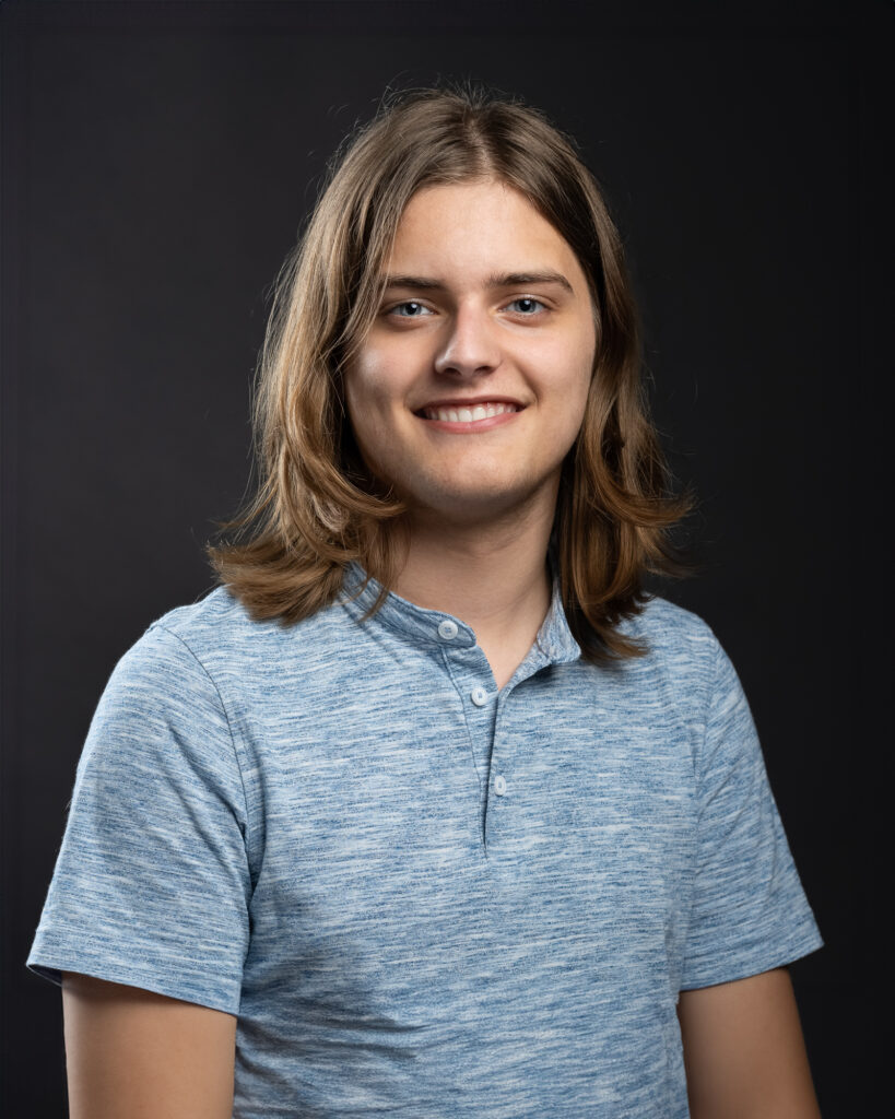 Lachende man op zwarte achtergrond