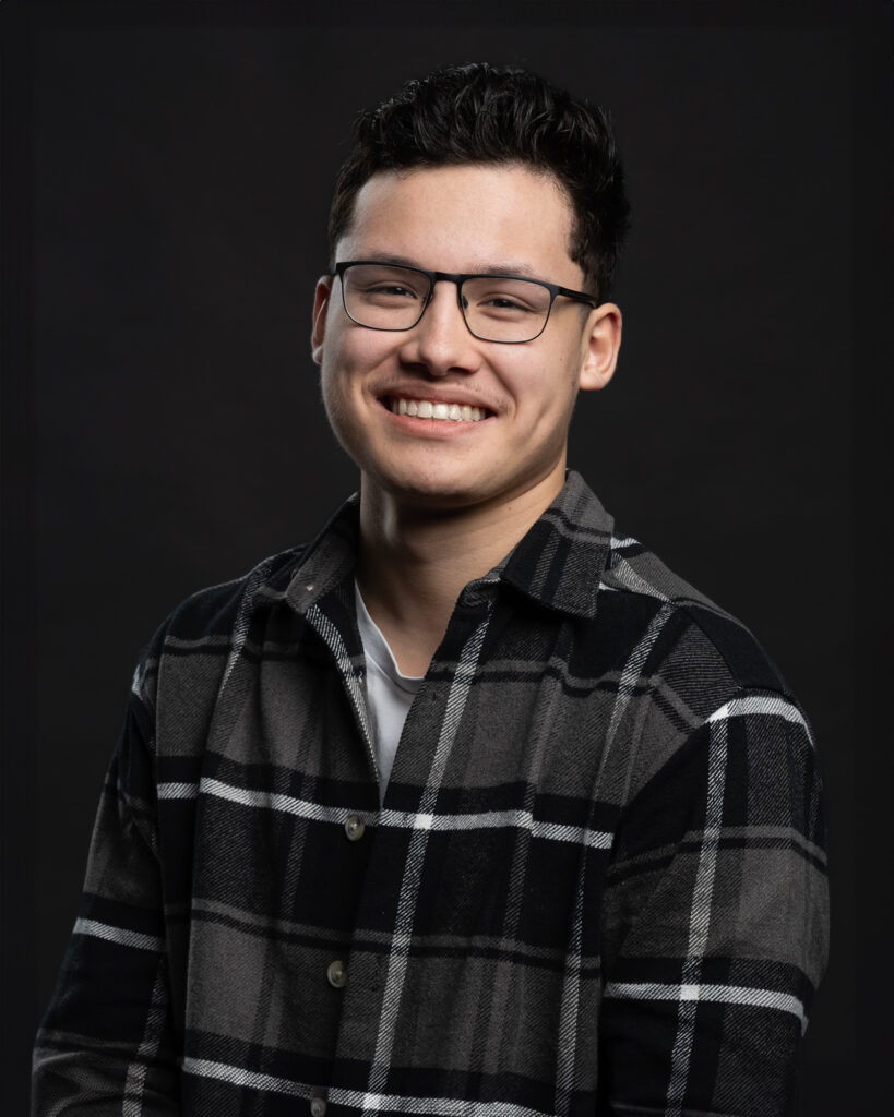 Lachende man met bril op zwarte achtergrond