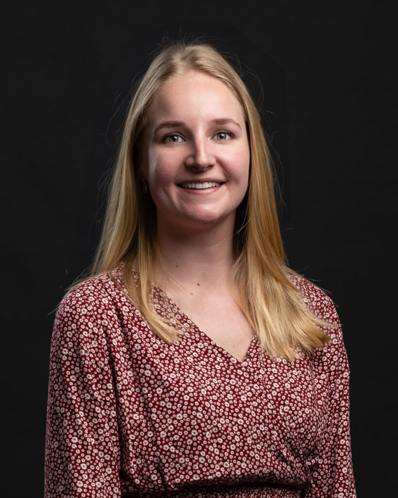 Lachende vrouw op zwarte achtergrond