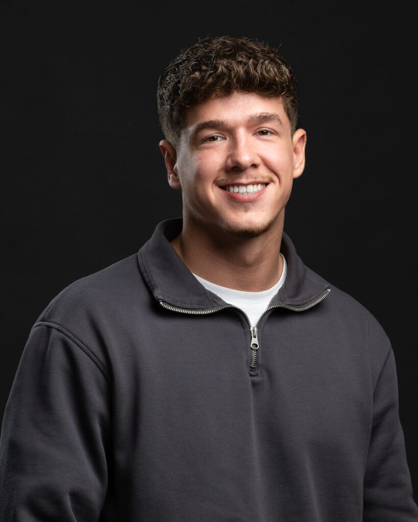 Lachende man op zwarte achtergrond