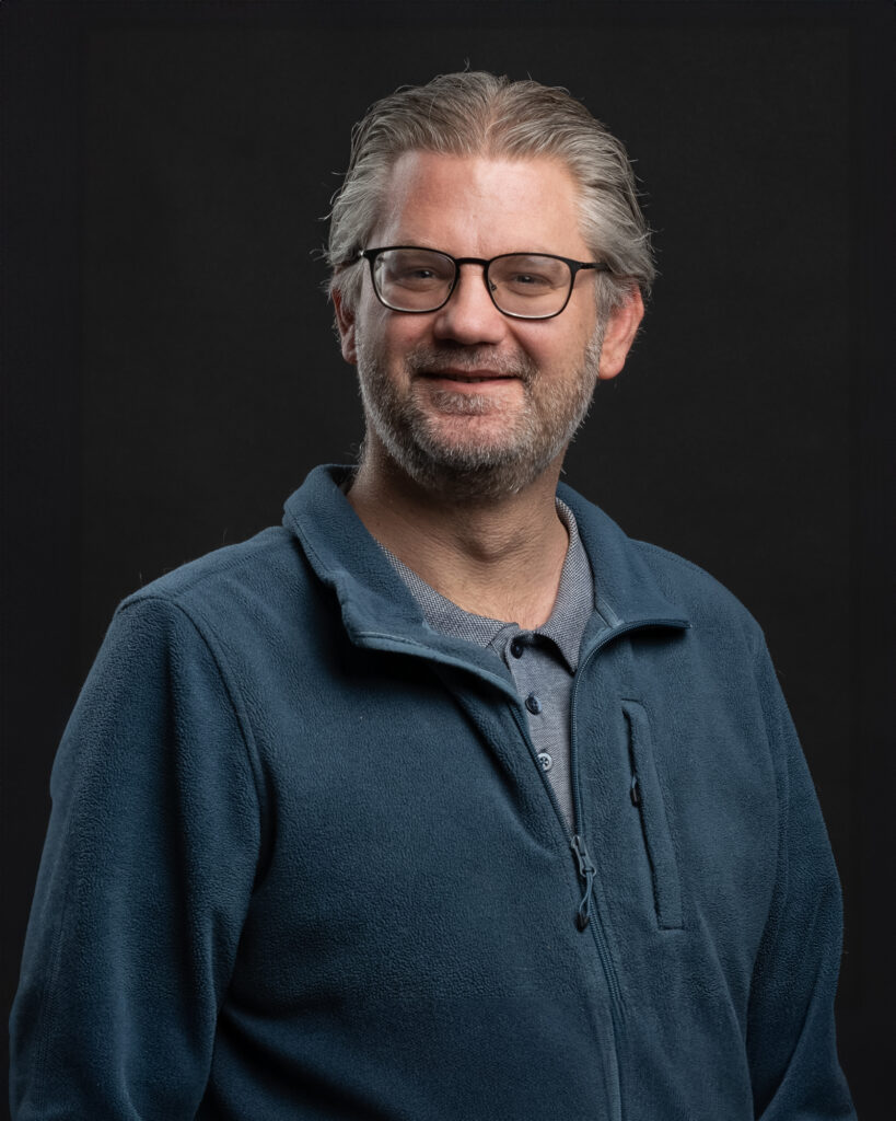 Lachende man op zwarte achtergrond