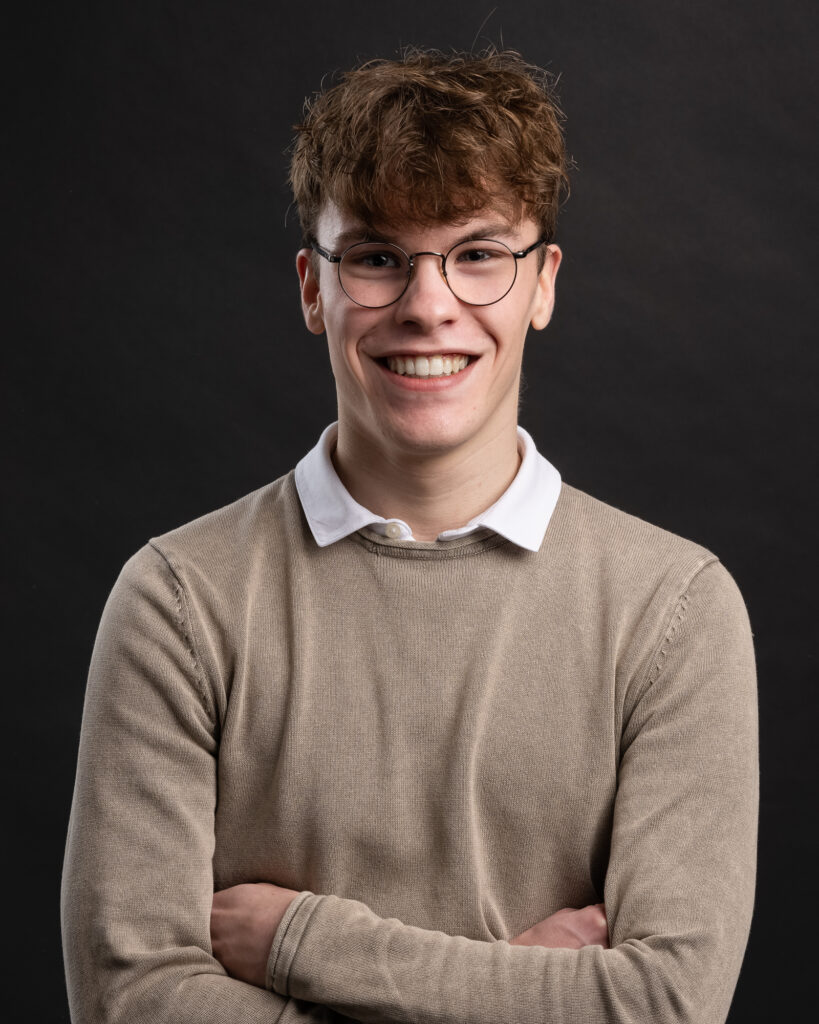 Lachende man op zwarte achtergrond