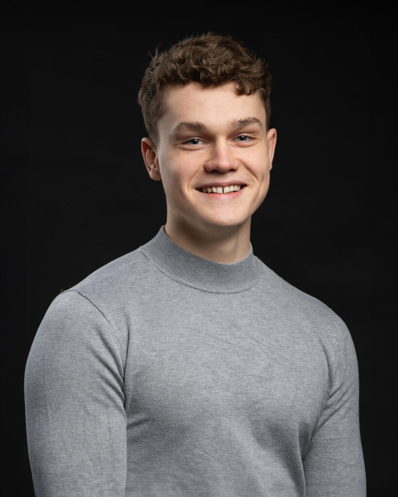 Lachende man op zwarte achtergrond