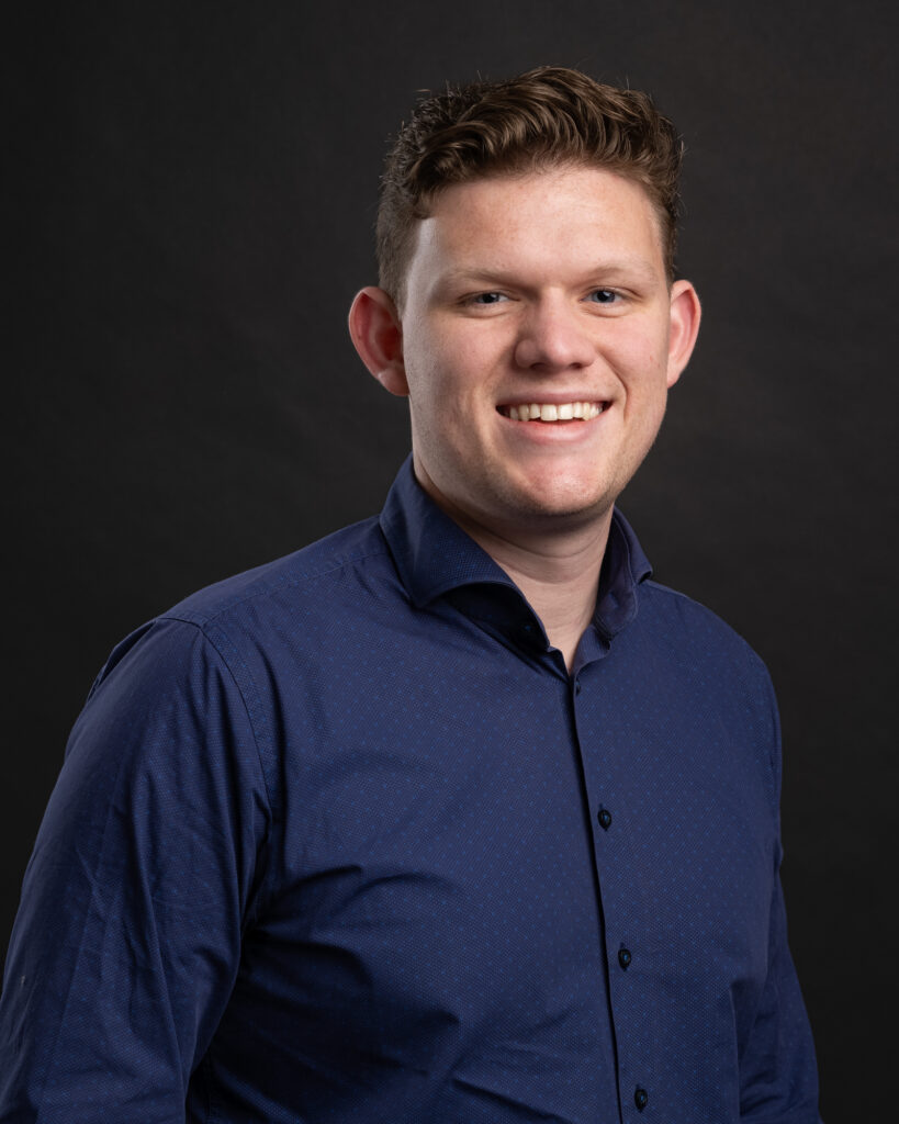 Lachende man op zwarte achtergrond