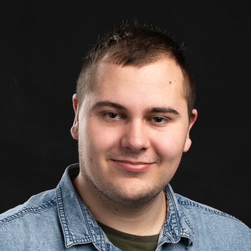 Lachende man op zwarte achtergrond