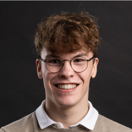 Lachende man op zwarte achtergrond