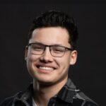 Lachende man met bril op zwarte achtergrond