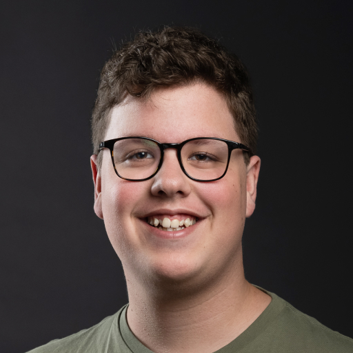 Lachende man met bril op zwarte achtergrond