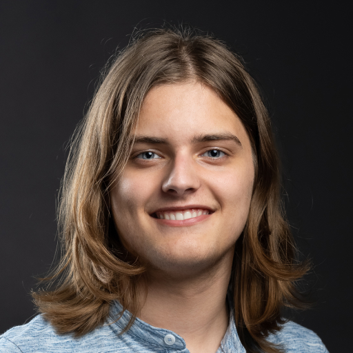 Lachende man op zwarte achtergrond