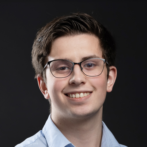 Lachende man met bril op zwarte achtergrond