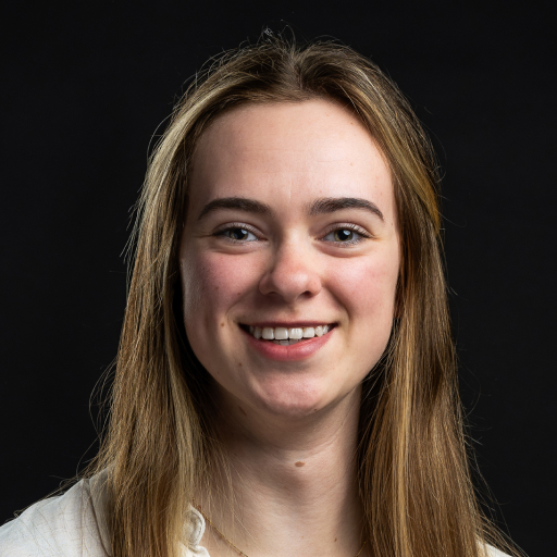 Lachende vrouw op zwarte achtergrond