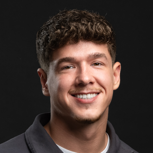 Lachende man op zwarte achtergrond