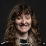 Lachende vrouw op zwarte achtergrond