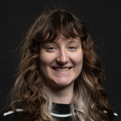 Lachende vrouw op zwarte achtergrond