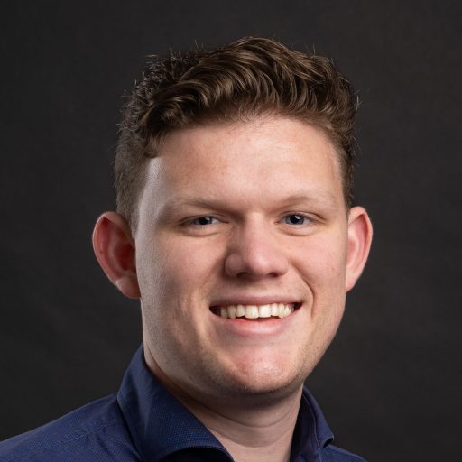 Lachende man op zwarte achtergrond