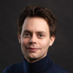 lachende-man-met-zwarte-achtergrond