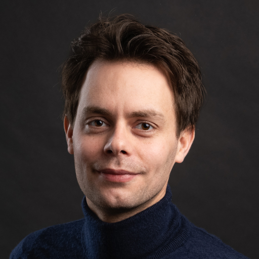 lachende-man-met-zwarte-achtergrond