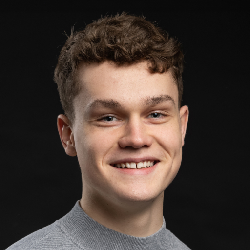 Lachende man op zwarte achtergrond