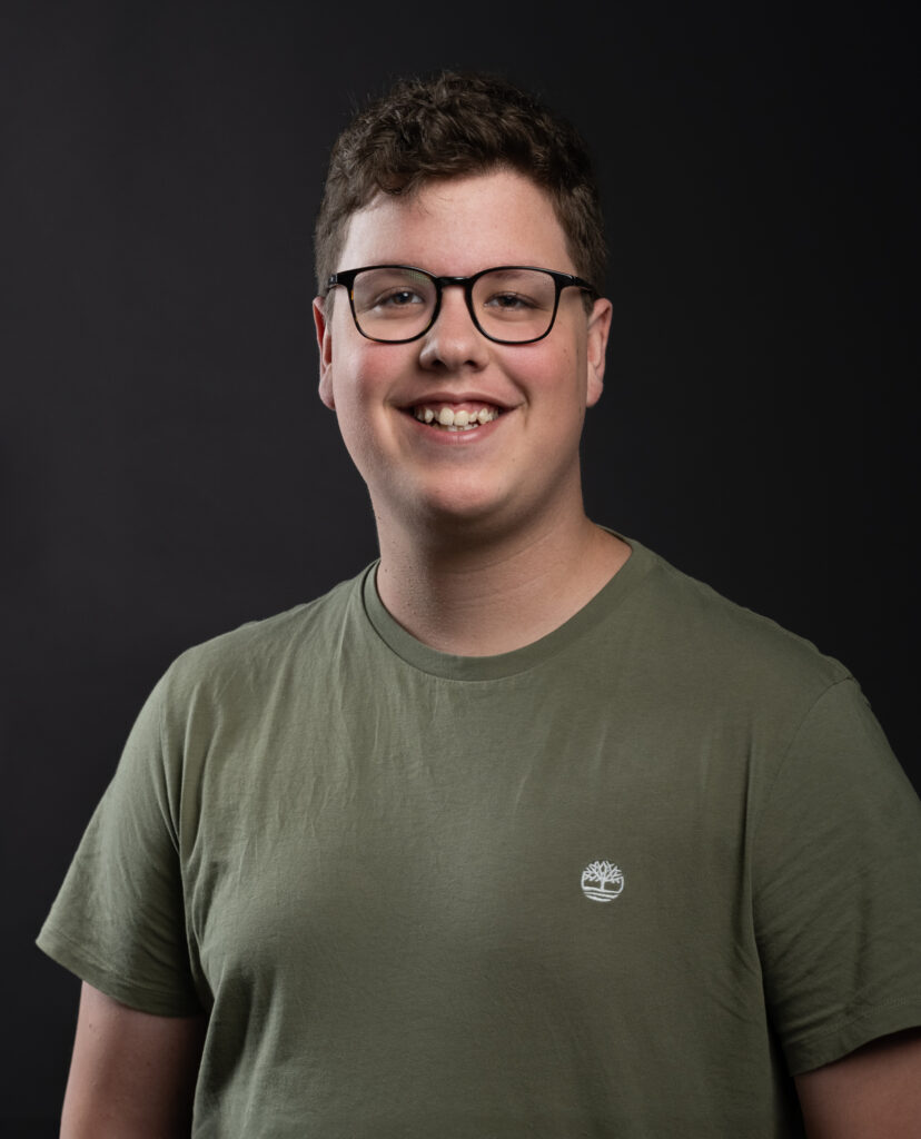 Lachende man met bril op zwarte achtergrond