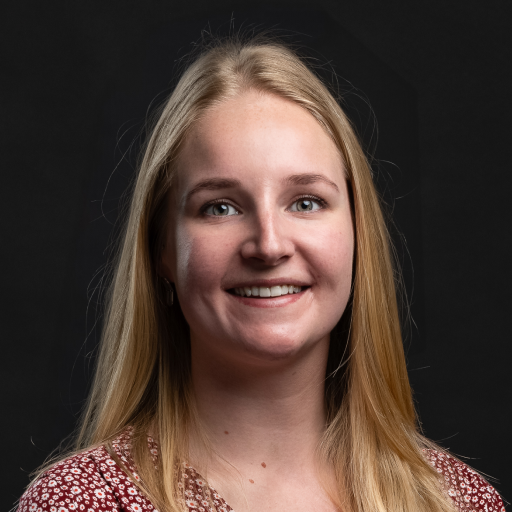 Lachende vrouw op zwarte achtergrond