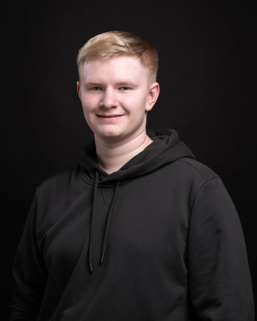 Lachende man op zwarte achtergrond