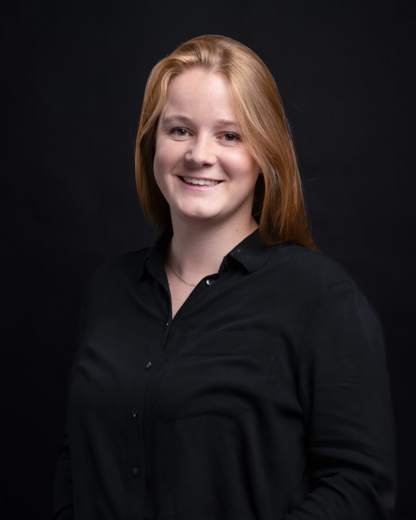 foto van lachende vrouw op een zwarte achtergrond