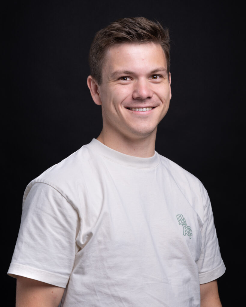 Lachende man op zwarte achtergrond