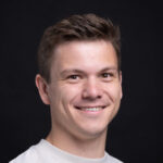 Lachende man op zwarte achtergrond