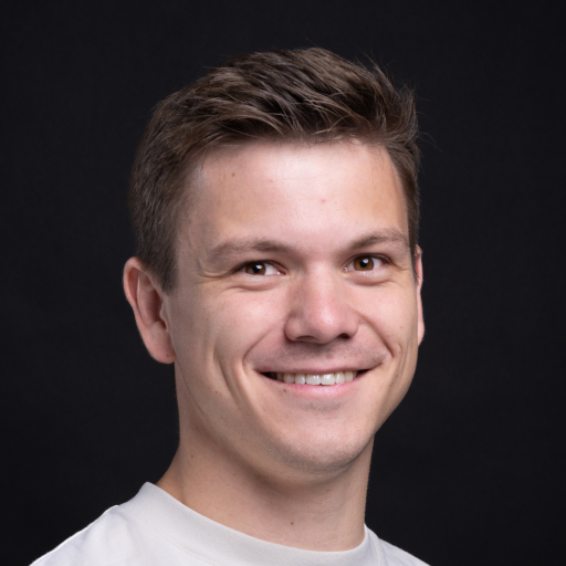 Lachende man op zwarte achtergrond