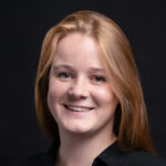 foto van lachende vrouw op een zwarte achtergrond