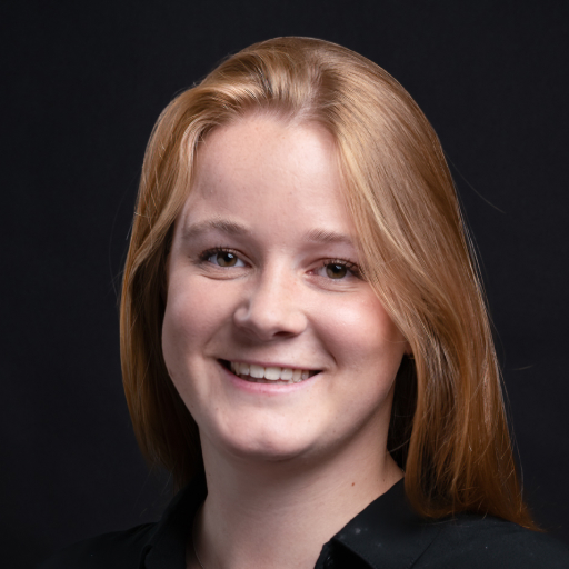 foto van lachende vrouw op een zwarte achtergrond