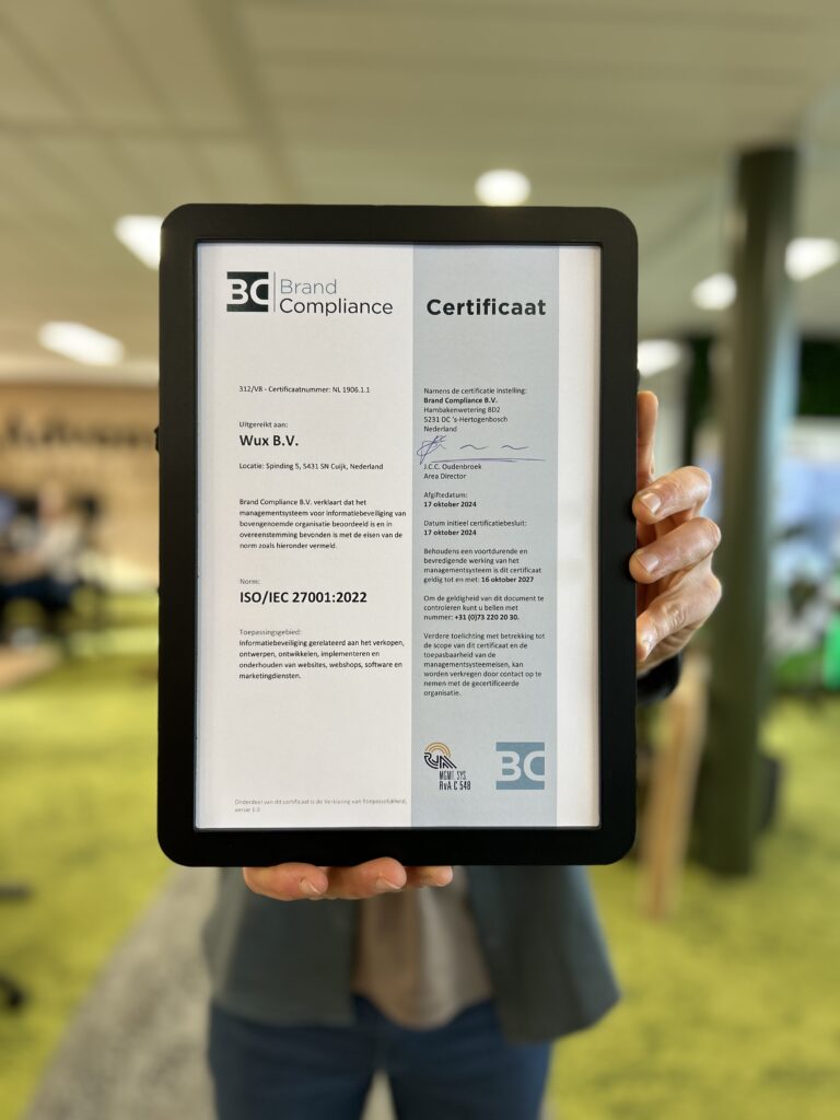 ISO 27001 certificering staat op het kantoor van internetbureau Wux